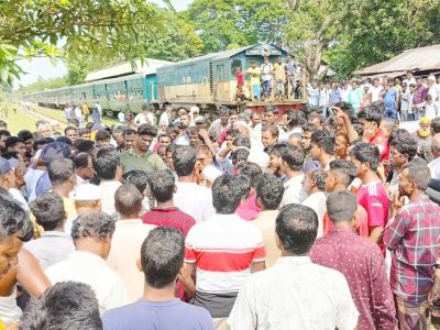 আন্তঃনগর ট্রেনের যাত্রা বিরতি ও বন্ধ স্টেশন চালুর দাবিতে জামালপুরে ৫ ঘণ্টা রেলপথ অবরোধ