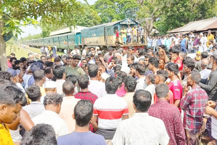 আন্তঃনগর ট্রেনের যাত্রা বিরতি ও বন্ধ স্টেশন চালুর দাবিতে জামালপুরে ৫ ঘণ্টা রেলপথ অবরোধ