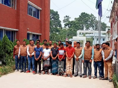 আন্তঃজেলা গরুচোর চক্রের ৫ সদস্য গ্রেফতারঃ চোরাই ৭টি গরুসহ ২টি পিক-আপ আটক