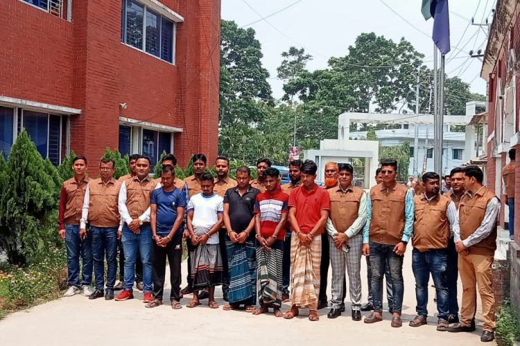 আন্তঃজেলা গরুচোর চক্রের ৫ সদস্য গ্রেফতারঃ চোরাই ৭টি গরুসহ ২টি পিক-আপ আটক