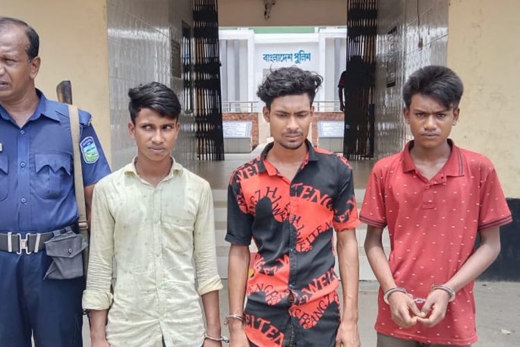 চলন্ত বাসে ধর্ষণচেষ্টাঃ লাফ দিয়ে রক্ষা গার্মেন্টসকর্মীরঃ চালক-হেলপারসহ আটক ৩