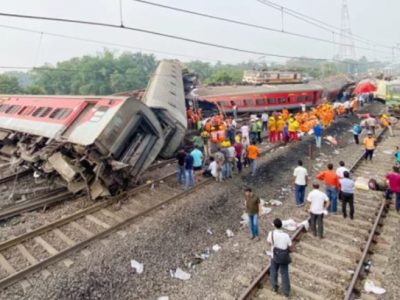 ভারতে ভয়াবহ ট্রেন দুর্ঘটনায় নিহত বেড়ে দাঁড়িয়েছে ২০৭ জনে