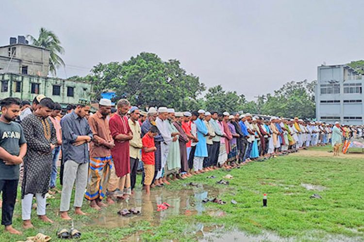 দুর্বৃত্তদের হামলায় নিহত সাংবাদিক নাদিমের দাফন সম্পন্ন