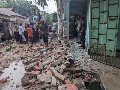 রাস্তা-ড্রেনের জায়গায় বাড়ির দেয়াল;. ভেঙে দিলো মসিক