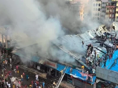 রাজধানীর মোহাম্মদপুরে কৃষি মার্কেটে আগুনে ৫ শতাধিক দোকান পুড়ে গেছে