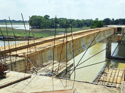 নেত্রকোনার দুর্গাপুরে নির্মাণকাজ চলাকালে ভেঙে পড়েছে সেতুর গার্ডার
