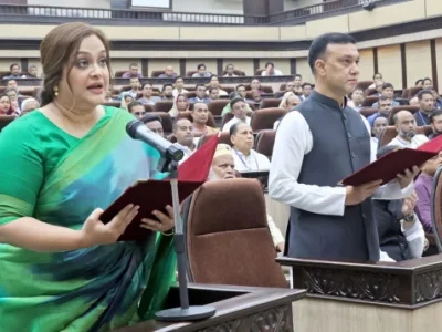 প্রধানমন্ত্রীর কাছে শপথ নিয়েছেন কুমিল্লা ও ময়মনসিংহ সিটি করপোরেশনের মেয়র