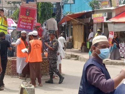 টানা ৩ দিন ধরে ময়মনসিংহ সড়কে ট্রাফিক পুলিশের ভূমিকায়-শিক্ষার্থী ও অন্যান্য স্বেচ্ছাসেবী