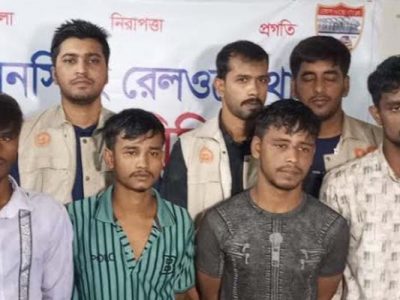 ময়মনসিংহে লোকাল ট্রেনে ডাকাতির ঘটনায় দেশীয় অস্ত্র, ডাকাতির মোবাইলসহ ৪ ডাকাত গ্রেপ্তার