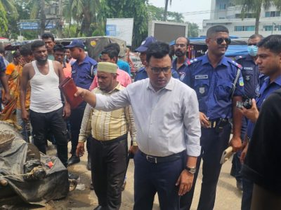 ময়মনসিংহ নগরীর চরপাড়ায় ফুটপাত দখল উচ্ছেদে মসিকের অভিযান