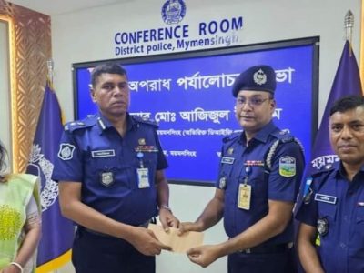 দায়িত্ব পালনে সাফল্য অর্জন করায় ত্রিশাল থানার ওসি মনসুর আহাম্মদকে পুরস্কৃত করলেন- পুলিশ সুপার