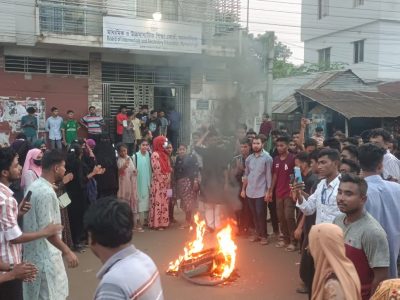 এইচএসসির ফলাফল প্রত্যাখ্যান  ময়মনসিংহে সড়ক অবরোধ শিক্ষার্থীদের বিক্ষোভঃ ৪ দফ দাবী না মানলে আন্দোলন চলবে