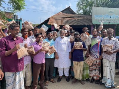 ময়মনসিংহে বন্যায় ক্ষতিগ্রস্ত কৃষকদের মাঝে রবিশষ্যের বীজ ও সার বিতরণ করলেন-প্রিন্স