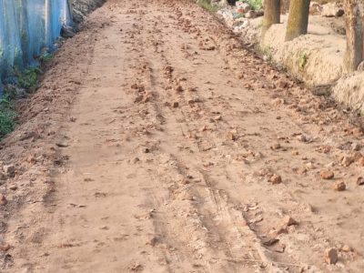 তারাকান্দায় সড়ক পাকাকরণে নিম্নমানের সামগ্রী ব্যবহারের অভিযোগ