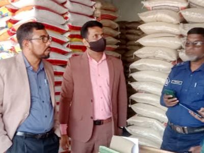 ময়মনসিংহে অতিরিক্ত দামে চাল বিক্রির অপরাধে ৫ ব্যবসায়ীকে জরিমানা
