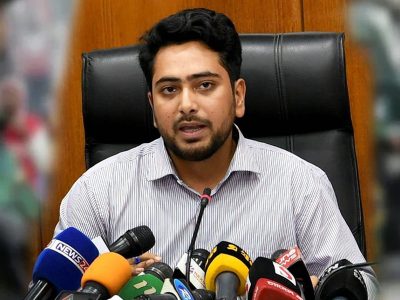 উপদেষ্টার পদ থেকে পদত্যাগ করেছেন নাহিদ