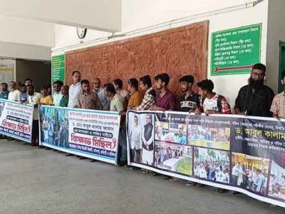 ময়মনসিংহে বিনার ডিজি আজাদের কক্ষে তালা ঝুলিয়ে বিক্ষোভ