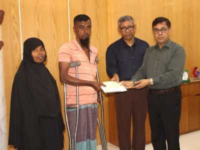নজরুল বিশ্ববিদ্যালয়ের উপাচার্যের আর্থিক সহায়তা পেলেন গুলিবিদ্ধ মোফাজ্জল