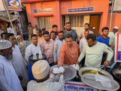 মাসজুড়ে পথচারীদের ইফতার করাচ্ছেন ব্যবসায়ী সমিতির সভাপতি বিএনপি নেতা হারুন