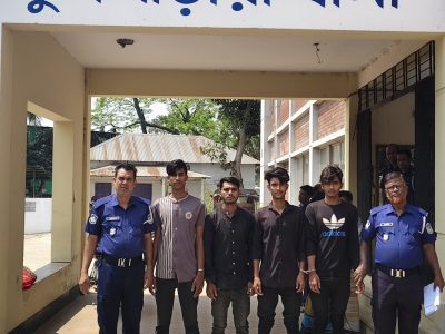ফুলবাড়ীয়ায় ছিনতাই করে পালানোর সময় ৪ ছিনতাইকারী আটক