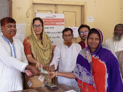 ফুলবাড়ীয়ায় হত-দরিদ্র পরিবারের মাঝে নগদ অর্থ বিতরণ