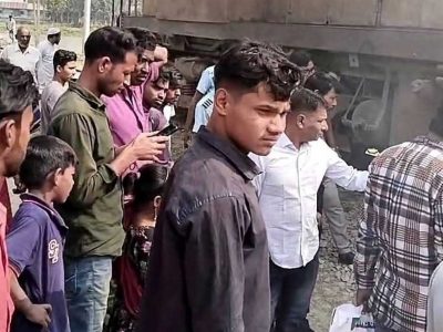 ত্রিশালে ট্রেনের ইঞ্জিনে আগুনঃ ঢাকা-ময়মনসিংহ রুটে রেলযোগাযোগ বন্ধ