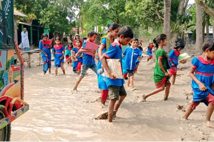 ত্রিশালে পানি নিষ্কাশনের অভাবে রাস্তায় জলাবদ্ধতা, চরম ভোগান্তিতে শিক্ষার্থীরা ও এলাকাবাসী