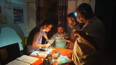 ঈশ্বরগঞ্জ হাসপাতালে মোমবাতির আলোয় চলছে চিকিৎসা, রোগীদের দুর্ভোগ