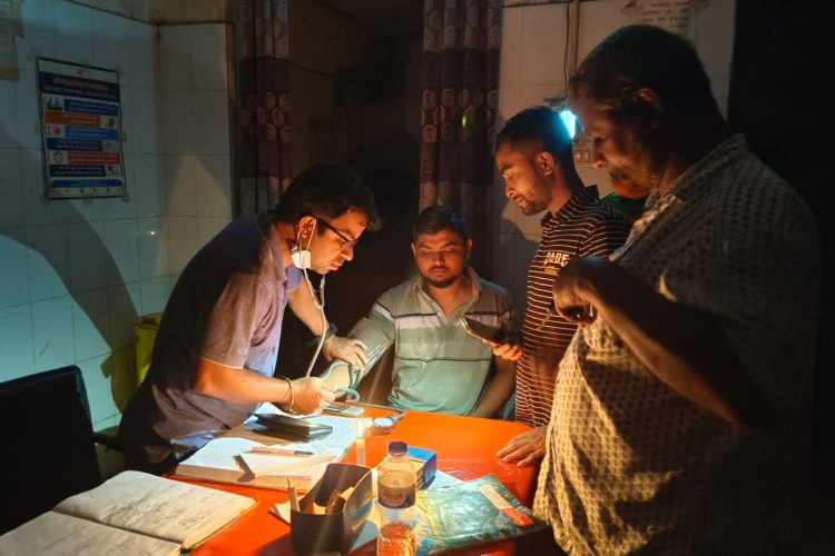 ঈশ্বরগঞ্জ হাসপাতালে মোমবাতির আলোয় চলছে চিকিৎসা, রোগীদের দুর্ভোগ