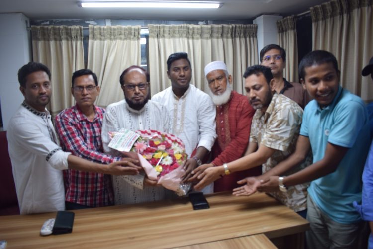 কমিউনিটি বেজড মেডিকেল কলেজে সহযোগী অধ্যাপক হিসেবে যোগদান করায় ডাঃ মোহাম্মদ আলী সিদ্দিকীকে ফুলেল শুভেচ্ছা