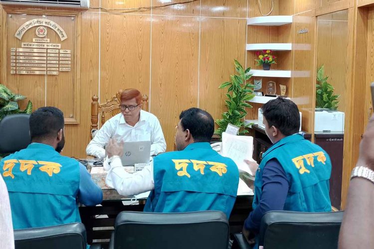 অনিয়ম, হয়রানি ও দুর্নীতির অভিযোগে ময়মনসিংহে নির্বাচন অফিসে দুদকের অভিযান,