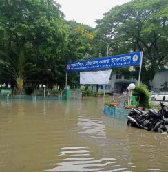 ভারী বর্ষণে ময়মনসিংহ নগরীর অধিকাংশ এলাকা জলাবদ্ধতাঃ জনদুর্ভোগ চরমে