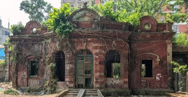 বিভ্রান্তি বা ভুল তথ্য প্রচার! বাড়ির সাথে সত্যজিৎ পরিবারের কোনই সম্পর্ক নেই