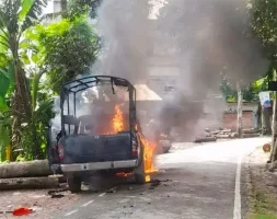গোপালগঞ্জ ইউএনও গাড়ি বহরে হামলা ও ভাঙচুর এবং পুলিশের গাড়িতে অগ্নিসংযোগঃ সড়ক অবরোধ