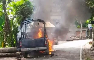 গোপালগঞ্জ ইউএনও গাড়ি বহরে হামলা ও ভাঙচুর এবং পুলিশের গাড়িতে অগ্নিসংযোগঃ সড়ক অবরোধ