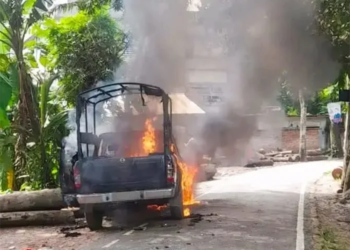 গোপালগঞ্জ ইউএনও গাড়ি বহরে হামলা ও ভাঙচুর এবং পুলিশের গাড়িতে অগ্নিসংযোগঃ সড়ক অবরোধ