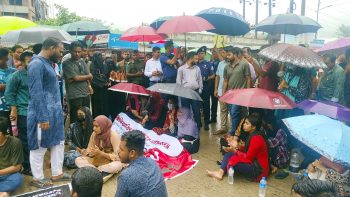 ময়মনসিংহে ইঞ্জিনিয়ারিং কলেজের শিক্ষার্থীদের ৪ ঘন্টা সড়ক অবরোধঃ ভোগান্তি সাধারণ মানুষের