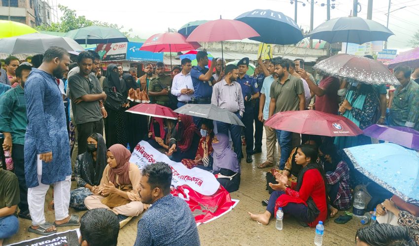 ময়মনসিংহে ইঞ্জিনিয়ারিং কলেজের শিক্ষার্থীদের ৪ ঘন্টা সড়ক অবরোধঃ ভোগান্তি সাধারণ মানুষের