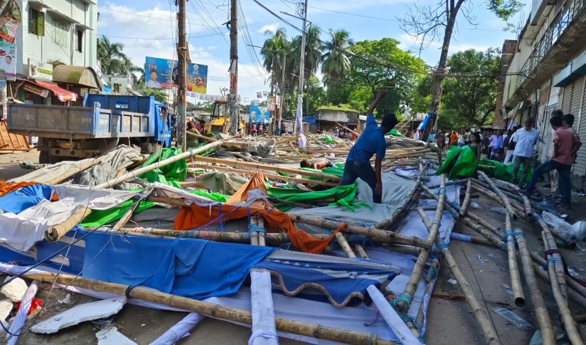 ময়মনসিংহে টাস্কফোর্সের অভিযানে হকার ও শতাধিক অবৈধ দোকান উচ্ছেদ; ফাঁকা ফুটপাতে স্বস্তির চলা
