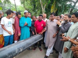 ঈশ্বরগঞ্জে জলাবদ্ধতা নিরসনে নিজ অর্থায়নে পাইপ লাইন স্থাপন করলেন বিএনপি নেতা মাজেদ