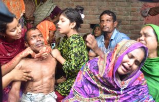 অভাব ও ঋণের দায় চিরকুটে  লিখে  স্ত্রী ও ২ সন্তানকে হত্যার পর যুবকের আত্মহত্যা