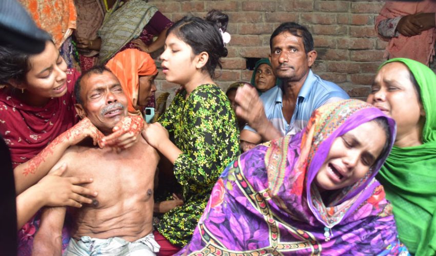 অভাব ও ঋণের দায় চিরকুটে  লিখে  স্ত্রী ও ২ সন্তানকে হত্যার পর যুবকের আত্মহত্যা