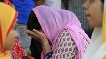 অনৈতিক কর্মকাণ্ডের সময় জনতার হাতে নারী-পুরুষ আটক