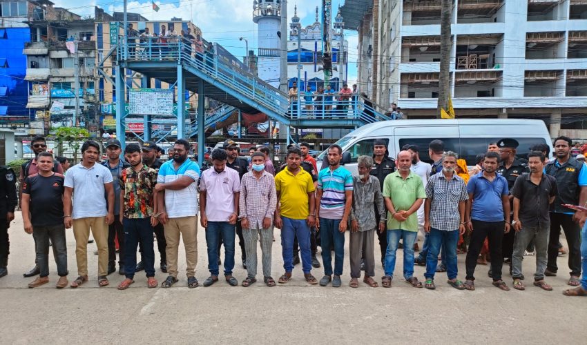 ময়মনসিংহ মেডিকেল হাসপাতালে অভিযান চালিয়ে দালাল চক্রের ১৯ সদস্যকে আটক