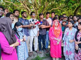 বাকৃবির উপাচার্যকে প্রকাশ্যে ক্ষমা চাওয়াসহ ৬ দফা দাবি- আন্দোলনরত শিক্ষার্থীদের