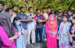 বাকৃবির উপাচার্যকে প্রকাশ্যে ক্ষমা চাওয়াসহ ৬ দফা দাবি- আন্দোলনরত শিক্ষার্থীদের