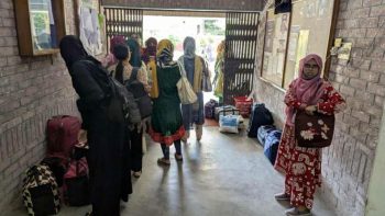 বহিরাগতদের হামলার জেরে বাকৃবি অনির্দিষ্টকালের বন্ধ ও হল ত্যাগের নির্দেশ  আজ সকাল থেকেই হল ছাড়ছে  শিক্ষার্থীঃ হল ছাড়ার সিদ্ধান্তের প্রতিবাদে বিক্ষোভ