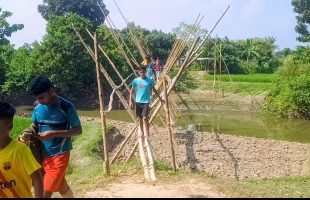 ত্রিশালে সাকুতে পড়ে শিক্ষার্থীর মৃত্যু, এলাকাবাসীর ব্রিজ নির্মাণের দাবি