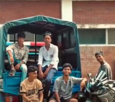 ভাইরাল হওয়ার নেশায় পুলিশের গাড়িতে বসে কিশোরদের টিকটক ভিডিও