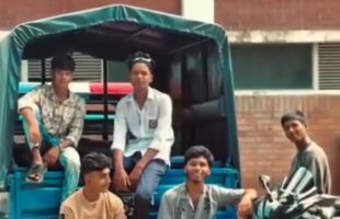 ভাইরাল হওয়ার নেশায় পুলিশের গাড়িতে বসে কিশোরদের টিকটক ভিডিও